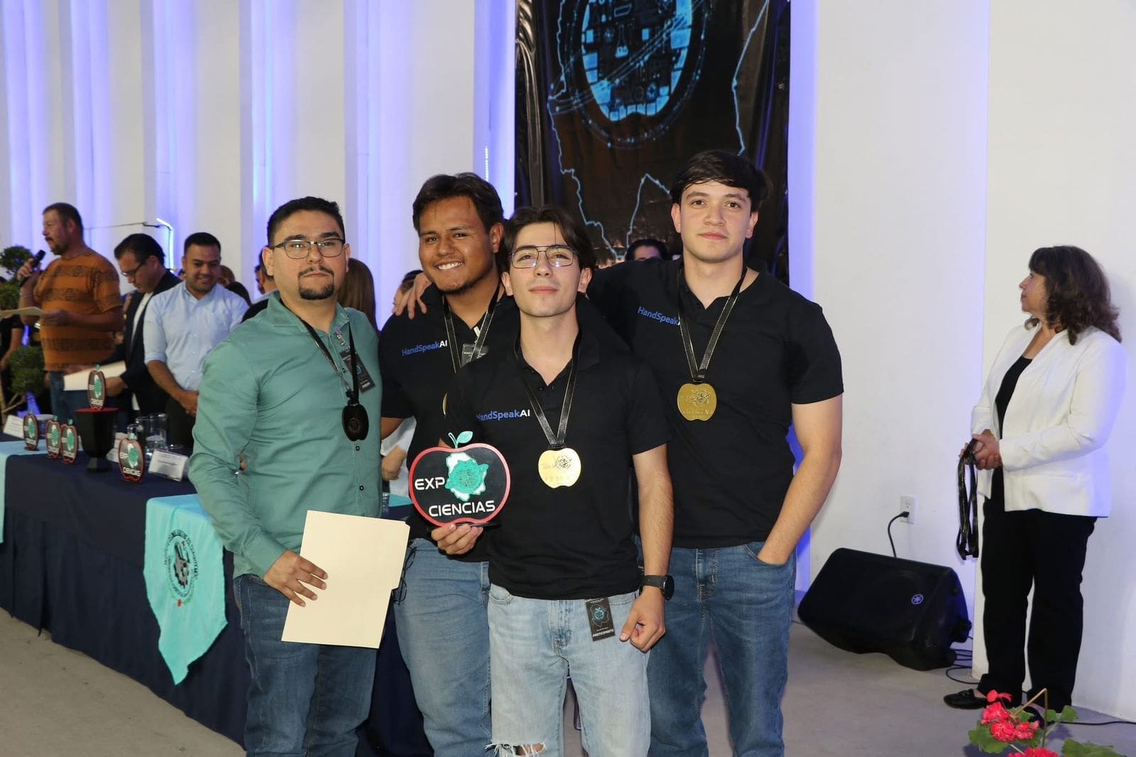 Alumnos de la UTCh Sur crean software que traduce lenguaje de señas a voz y texto