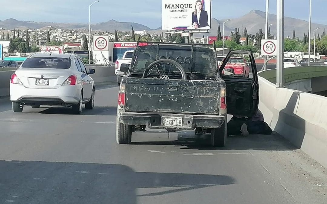 Camioneta averiada provoca tráfico lento en Teófilo Borunda rumbo al Periférico