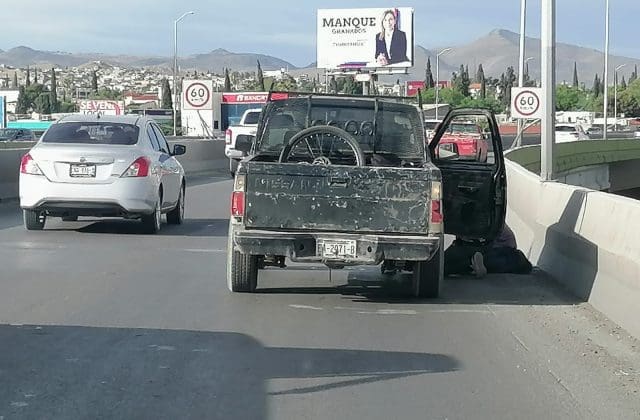 Camioneta averiada provoca tráfico lento en Teófilo Borunda rumbo al Periférico