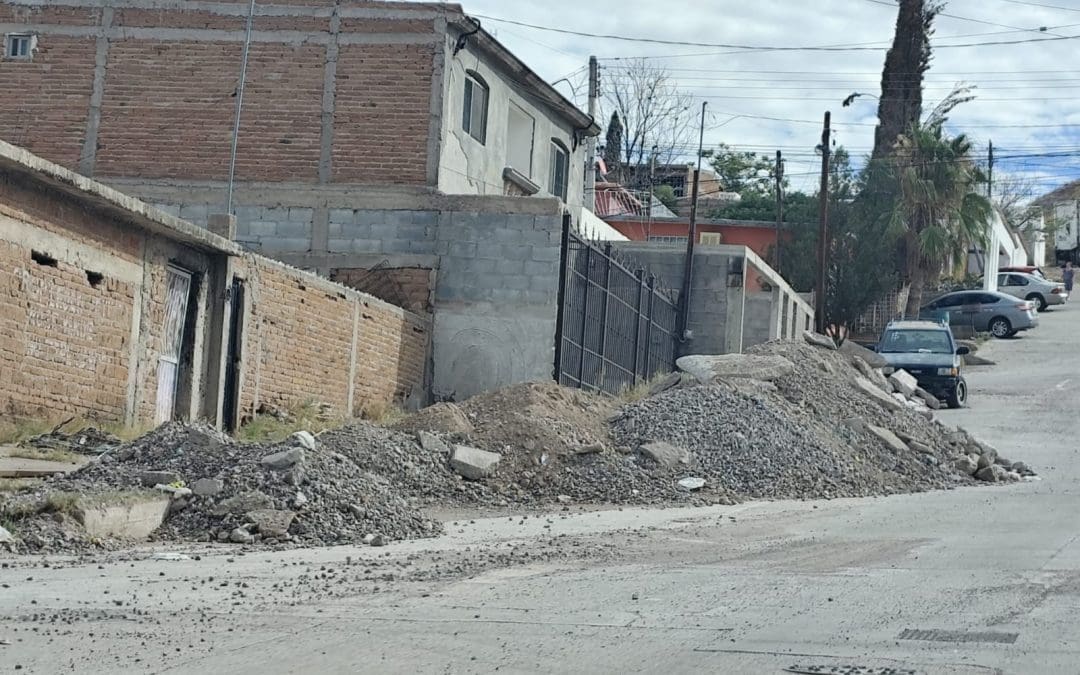 Vecinos urgen retiro de cerros de tierra tras obras de la JMAS en la colonia Independencia