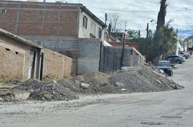 Vecinos urgen retiro de cerros de tierra tras obras de la JMAS en la colonia Independencia