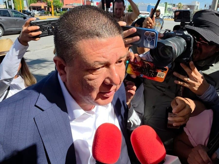 César Jáuregui comparece ante la FGR en Ciudad Juárez; asegura que atenderá llamados de la autoridad