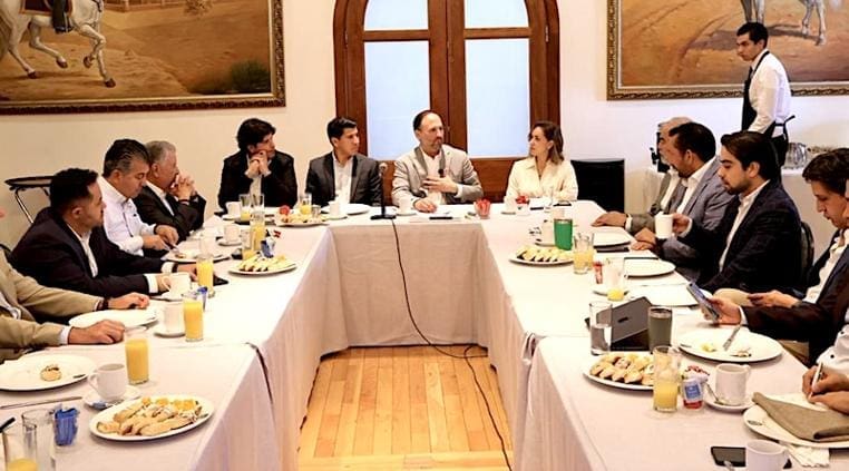 Santiago De la Peña se reúne con propietarios de bienes inmuebles para atender demandas del sector