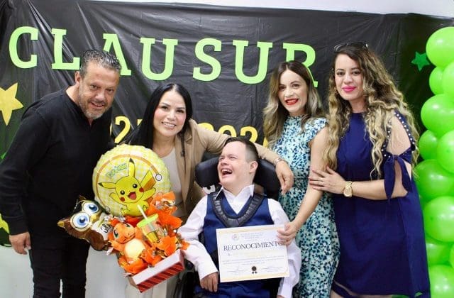 Niño regidor se gradúa del Centro de Atención múltiple