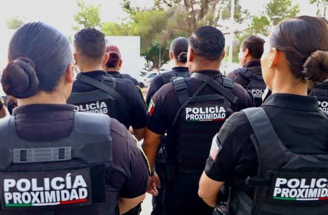 Policias municipales en la Glorieta de la División del Norte, por festejos