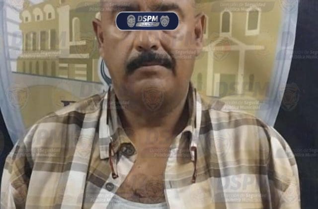 Pasajeros detienen a chófer por golpear a un abuelito