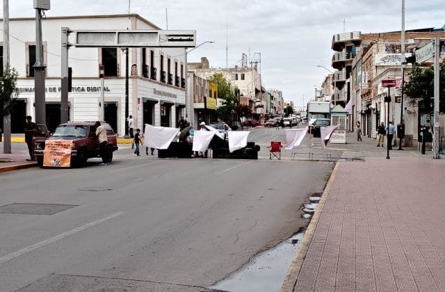 Desquician el tráfico en el centro; bloquean manifestantes la calle Aldama