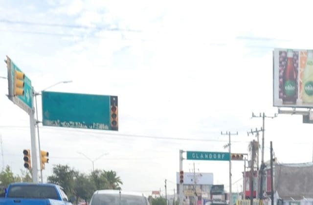 Reportan semáforos fuera de servicio en Ortiz Mena y Glandorff; piden atención urgente