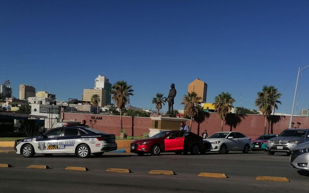 Choque entre tres vehículos provoca caos vial en El Trébol de Teófilo Borunda y Carranza