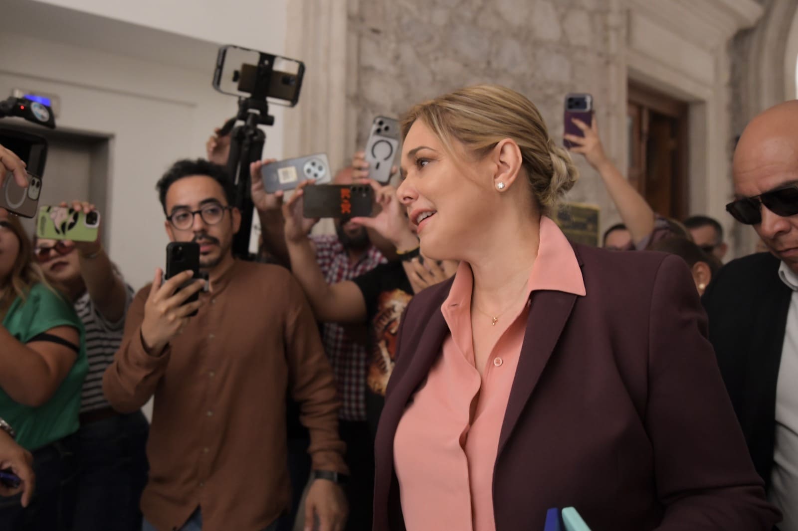 Llama gobernadora a cuidarse de la injerencia del crimen organizado  