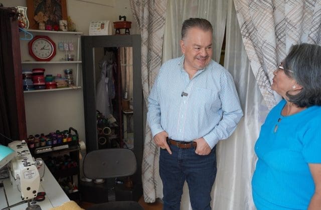 El senador Chihuahuense, Mario Vasquez entrega ayudas a familias de la capital del estado