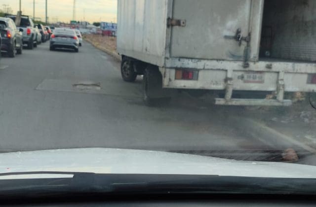 Denuncian bloqueo diario de vialidad por camiones en avenida Arroyos