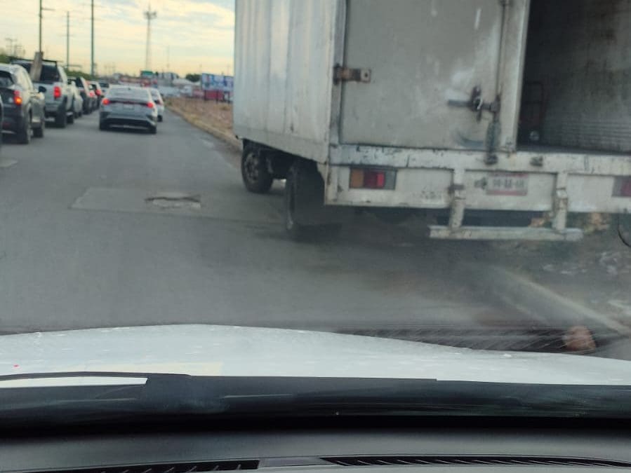 Denuncian bloqueo diario de vialidad por camiones en avenida Arroyos