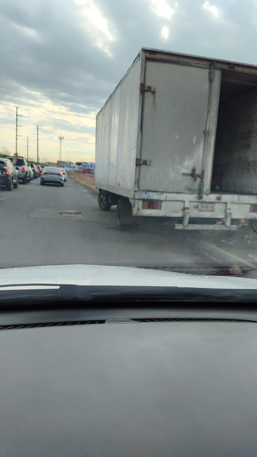 Denuncian bloqueo diario de vialidad por camiones en avenida Arroyos