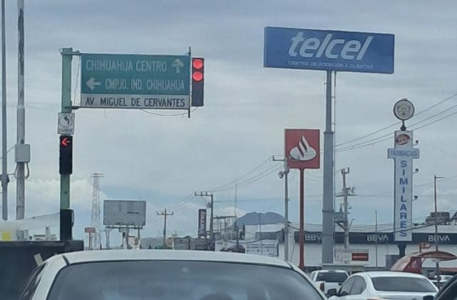 Semáforo descompuesto genera riesgo vial en Tecnológico y Miguel de Cervantes