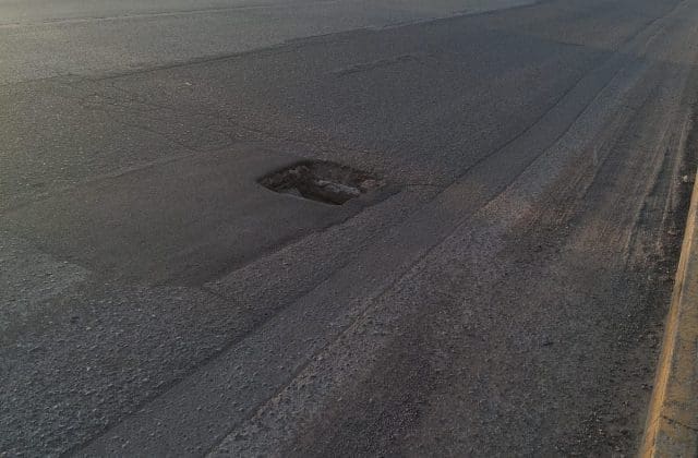 Llaman a Obras Públicas a atender bache sobre la Tecnológico