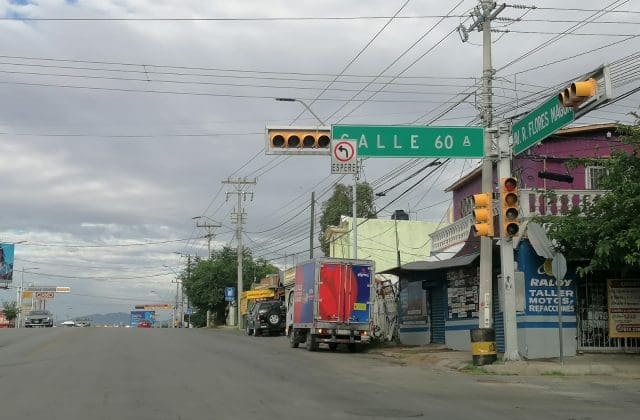 Reportan semáforo apagado desde hace semanas en Flores Magón y calle 60