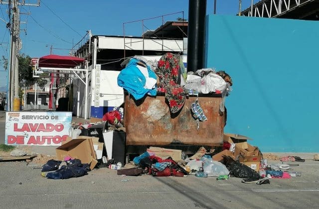 Denuncian foco de infección por montaña de basura en ferretería de la Flores Magón