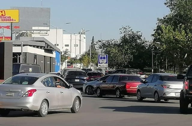 Reportan caos vial en avenida Universidad por ingreso de estudiantes a la UACH