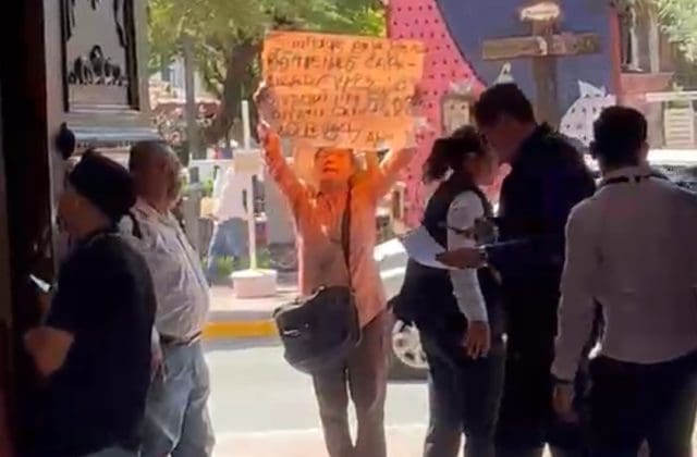 Mujer protesta en Palacio de Gobierno; guardias impiden su entrada