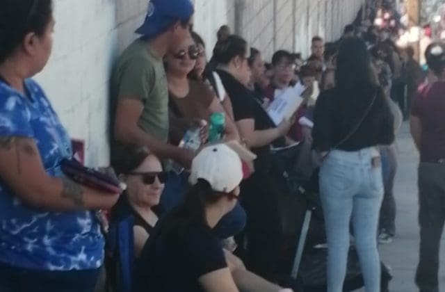 Bajo el sol, padres hacen largas fila por beca Rita Cetina
