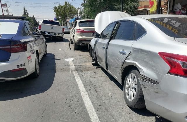Choque en la avenida La Junta deja tres automóviles afectados