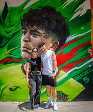 Firma Denzell García mural