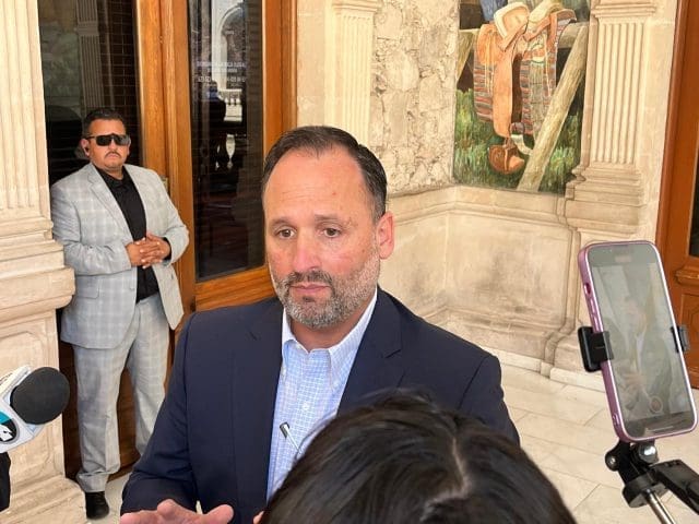 Asegura De la Peña que mantiene diálogo con manifestante, aunque advierte influencia política en su caso