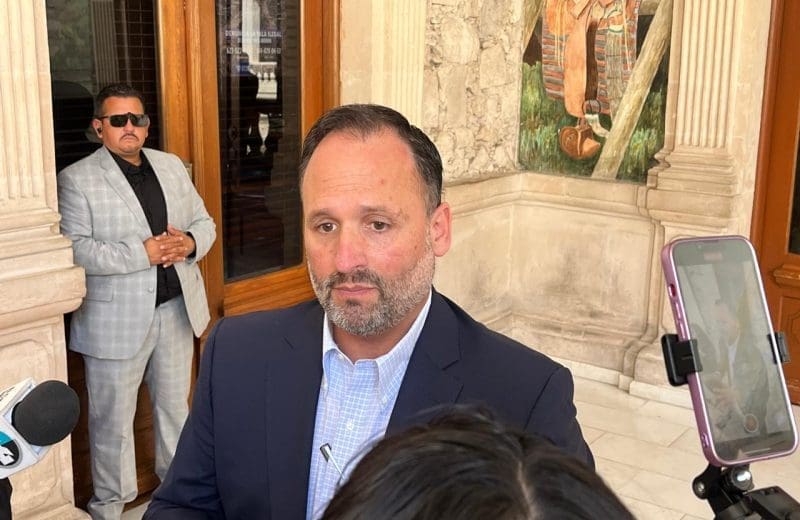 Asegura De la Peña que mantiene diálogo con manifestante, aunque advierte influencia política en su caso