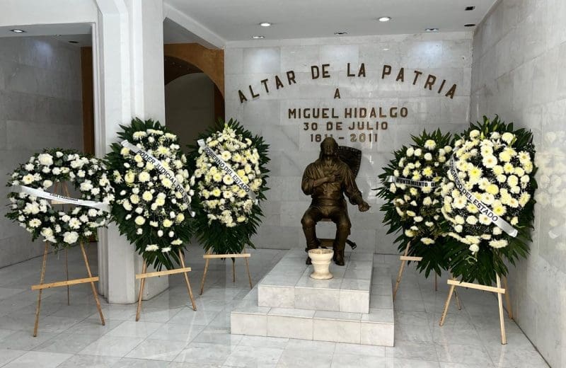 Dejan ofrendas por aniversario luctuoso de Hidalgo
