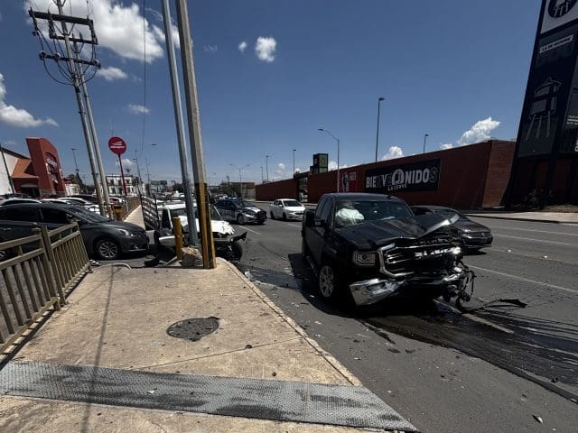 Fuerte choque en la avenida Pacheco deja cuantiosos daños materiales