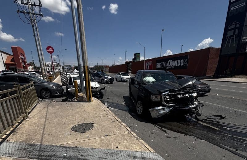 Fuerte choque en la avenida Pacheco deja cuantiosos daños materiales