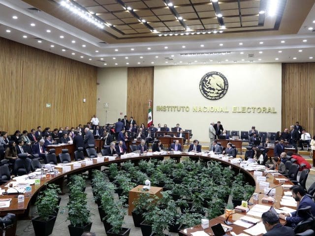 INE rechaza discutir lineamientos para regular actos anticipados de precampaña