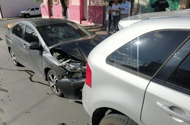 Fuerte choque en avenida Independencia provoca largas filas y caos vial