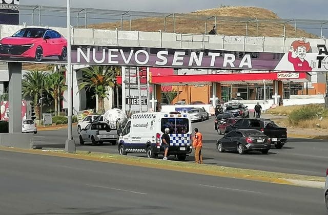 Caos vial en el Periférico de la Juventud por fuerte choque