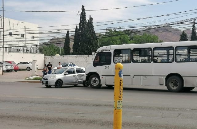 Se pasa el semáforo y provoca choque con camión urbano en la avenida Colón