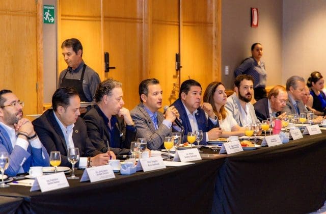 Presenta Marco Bonilla proyecto de la Poniente 5 a industriales de la Canacintra
