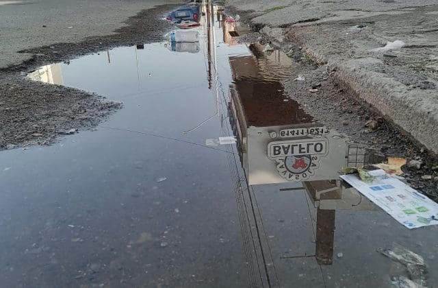 Reportan fuga de agua con tres días de desperdicio en pleno Centro de Chihuahua