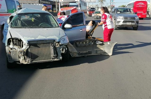 Choque entre camión urbano y automóvil deja mujer y bebé lesionados en la avenida Zarco
