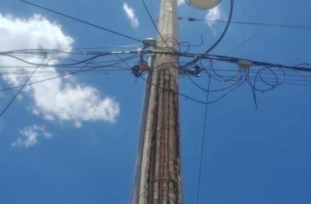 Denuncian poste de CFE a punto de colapsar en Viñedos de California; vecinos temen una tragedia