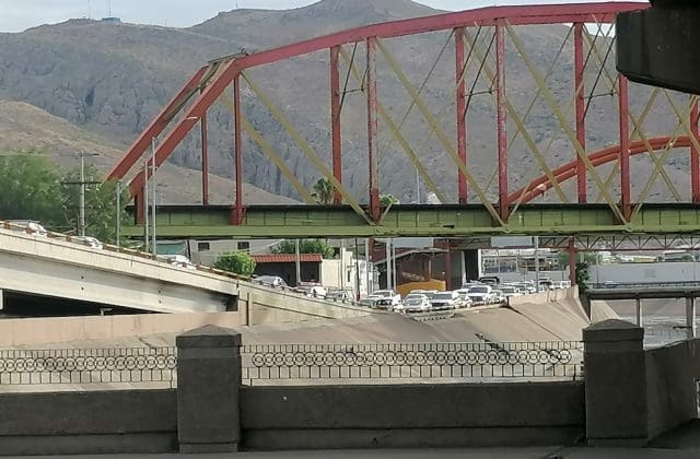 Vehículo descompuesto provoca intenso caos vial sobre Teófilo Borunda