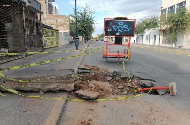 Obra inconclusa de la JMAS pone en riesgo a peatones y automovilistas en la avenida Aldama