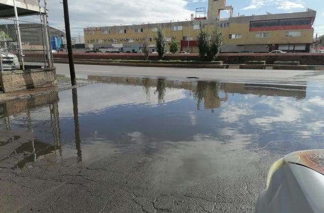 Reportan fuga de agua en Teófilo Borunda; cuestionan respuesta de la JMAS