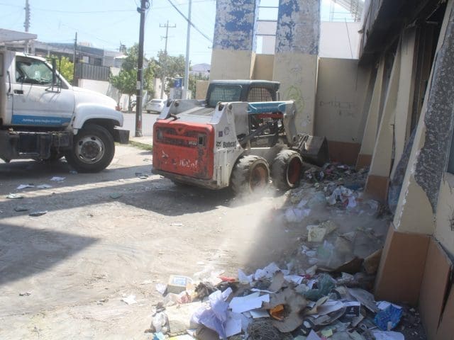 Retira Municipio 5.8 toneladas de basura de predio abandonado en la avenida Zaragoza