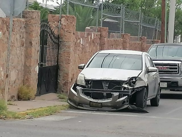 Fuerte choque entre camioneta y automóvil dejan cuantiosos daños materiales