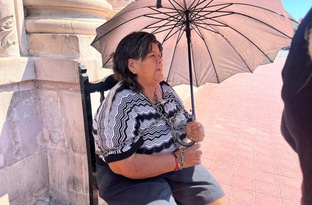 Huelga de hambre en Palacio de Gobierno; exige ciudadana devolución de su camioneta