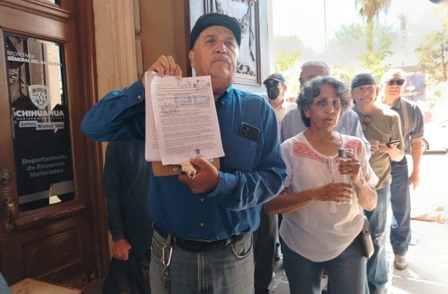 Retén Ciudadano entrega oficio en Palacio de Gobierno contra revalidación vehicular