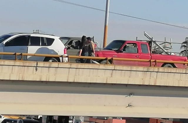 Choque sobre puente de Teófilo Borunda provoca fuerte caos vial