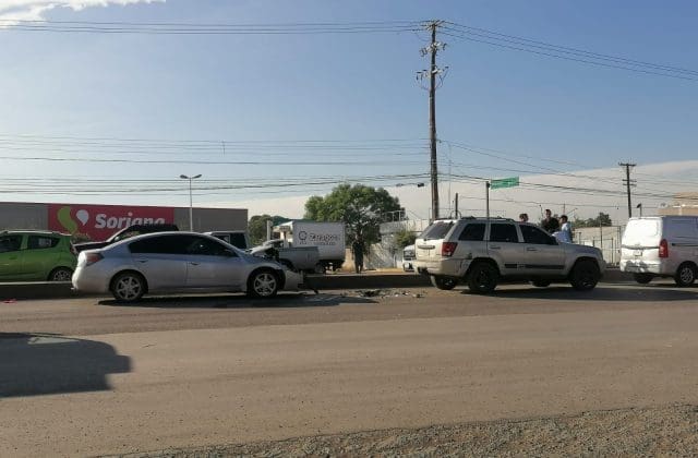 Choque entre tres vehículos provoca congestionamiento en Juan Pablo II y Lombardo Toledano
