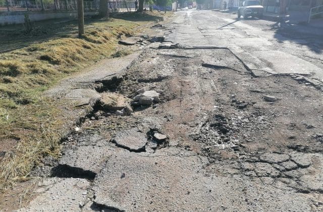 Lluvias destruyen pavimento y provocan fuga de drenaje en la colonia Lázaro Cárdenas